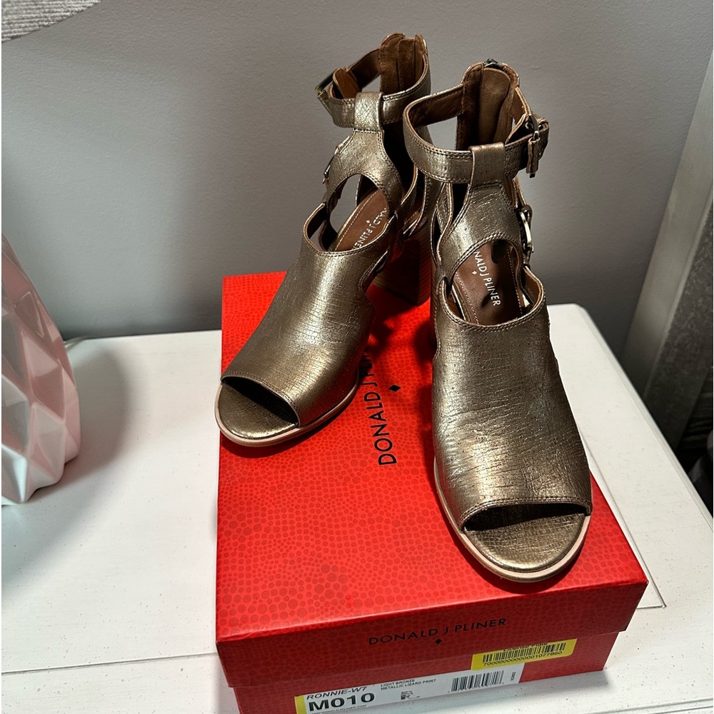 Donald J Pliner Ronnie Light Bronze Metallic Lizard Print Sandals NEW in Box